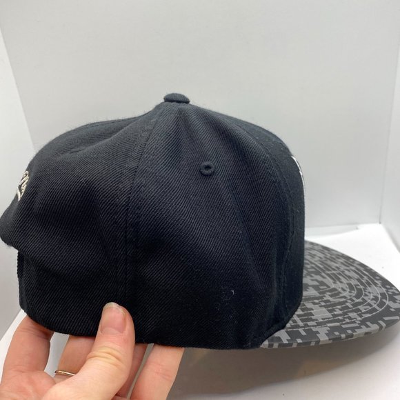 Mitchell & Ness Grey and Black Charlotte Hornets logo hat - Picture 5 of 8